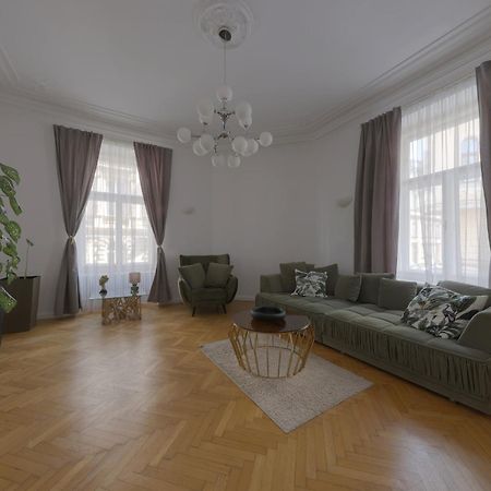 Beautiful Condo At The Old Town Bratislava Bagian luar foto