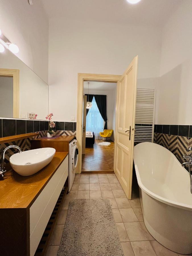 Beautiful Condo At The Old Town Bratislava Bagian luar foto