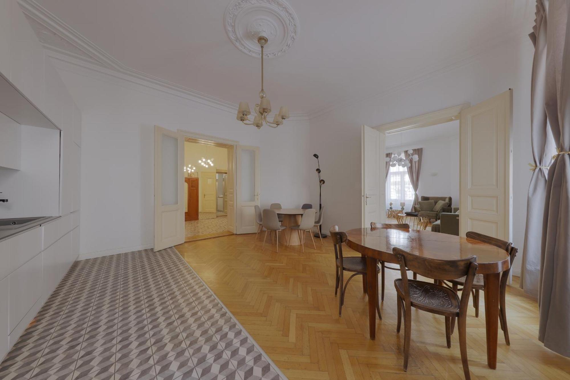 Beautiful Condo At The Old Town Bratislava Bagian luar foto