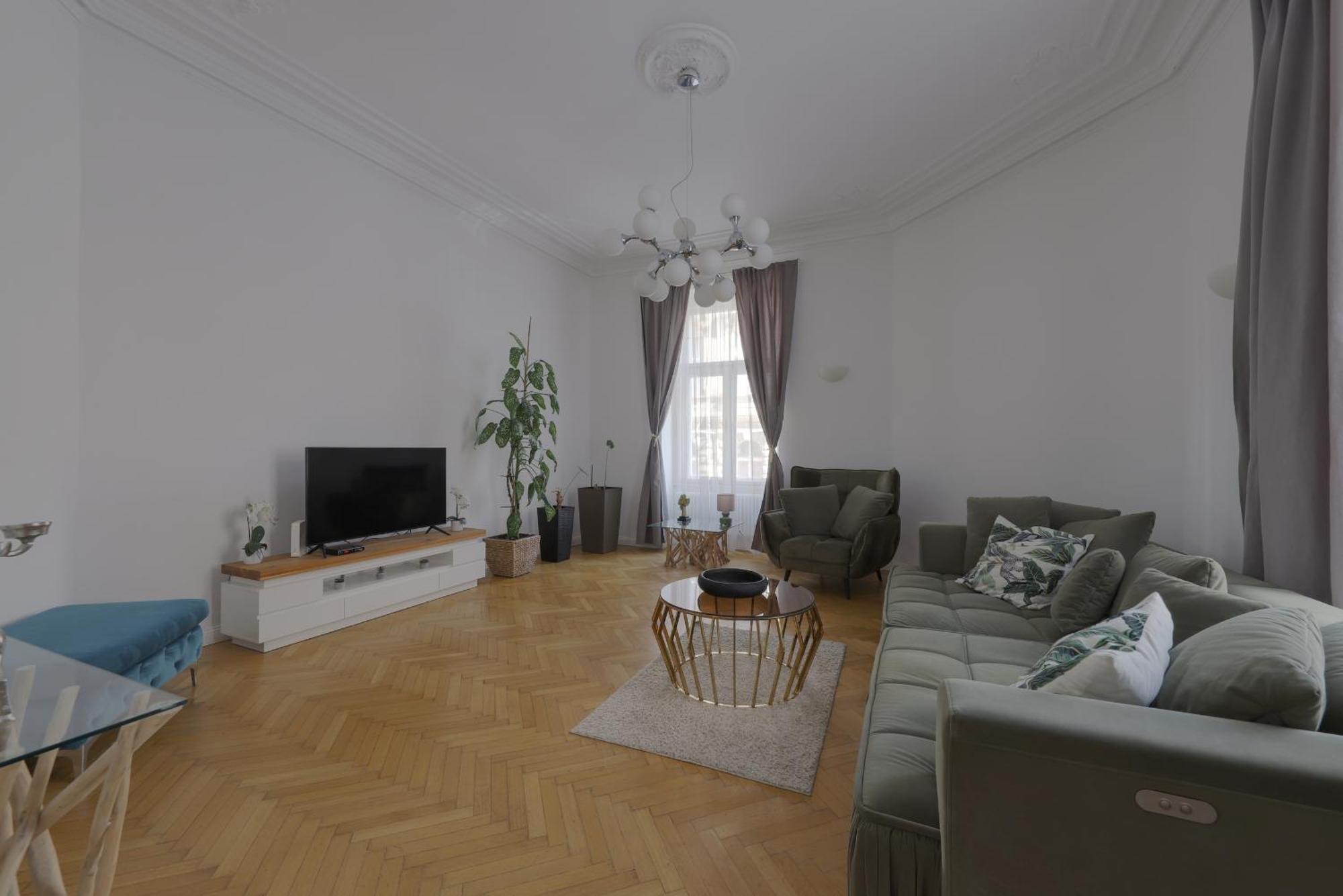 Beautiful Condo At The Old Town Bratislava Bagian luar foto
